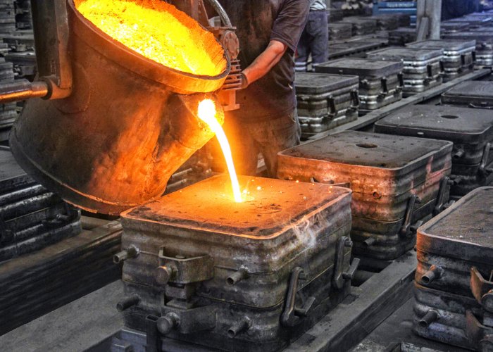 workers-are-casting-aluminum.