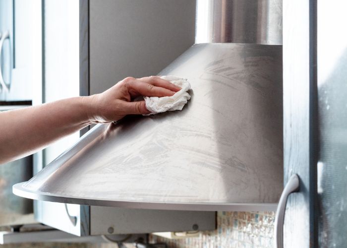 cleaning-the-oil-stains-on-stainless-steel-hoods