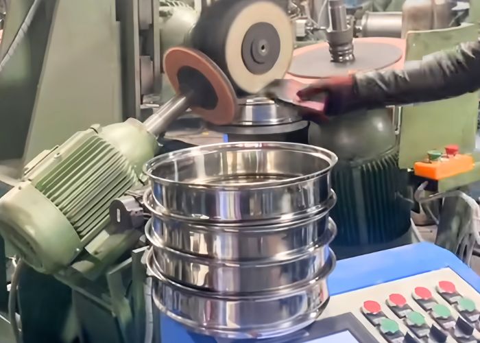 mechanical-polishing-processing-scene-workers-operation-in-progress-316-stainless-steel-products