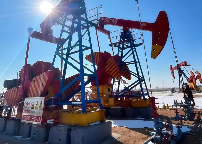 Beam pumping unit for onshore oil well production