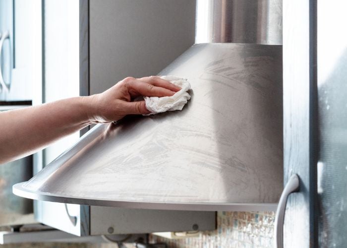 cleaning-the-oil-stains-on-stainless-steel-hoods-does-stainless-steel-tarnish