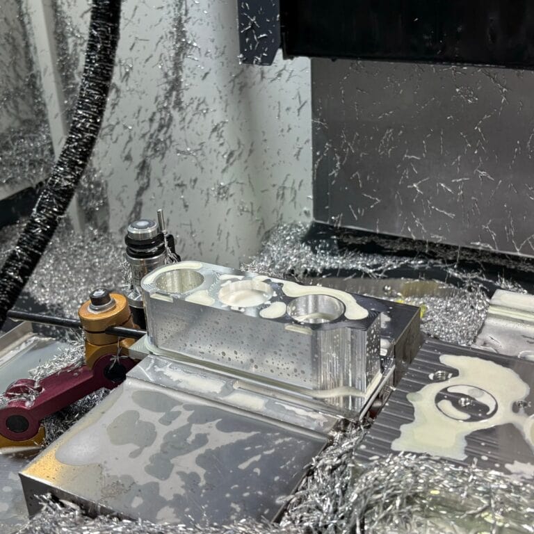 cnc-milling-scene-cutting-fluid-evenly-dispersed-on-workpiece