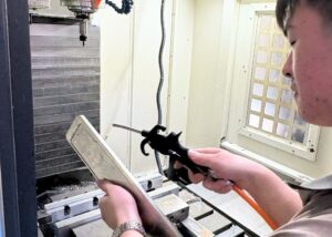 milled-stainless-steel-long-plate-workers-cleaning-operation-stainless-steel-grades