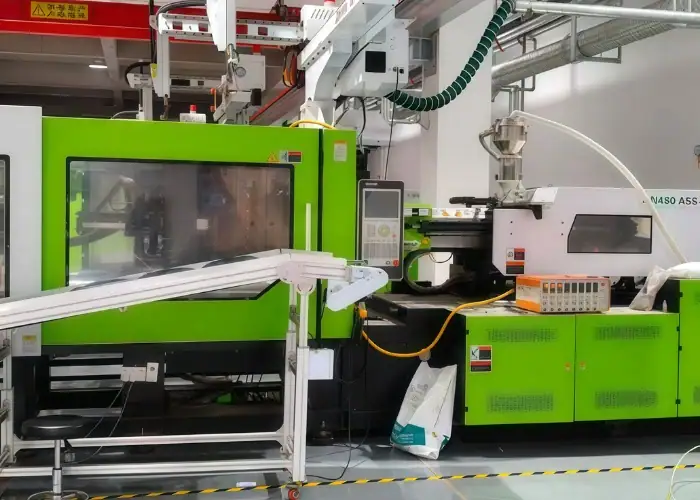Plastic part injection molding processing with UN480 A5S horizontal injection molding machine