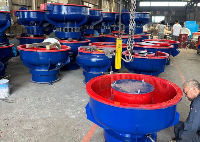 vibration-grinder - worker-operation - daily-processing-vibratory-finishing