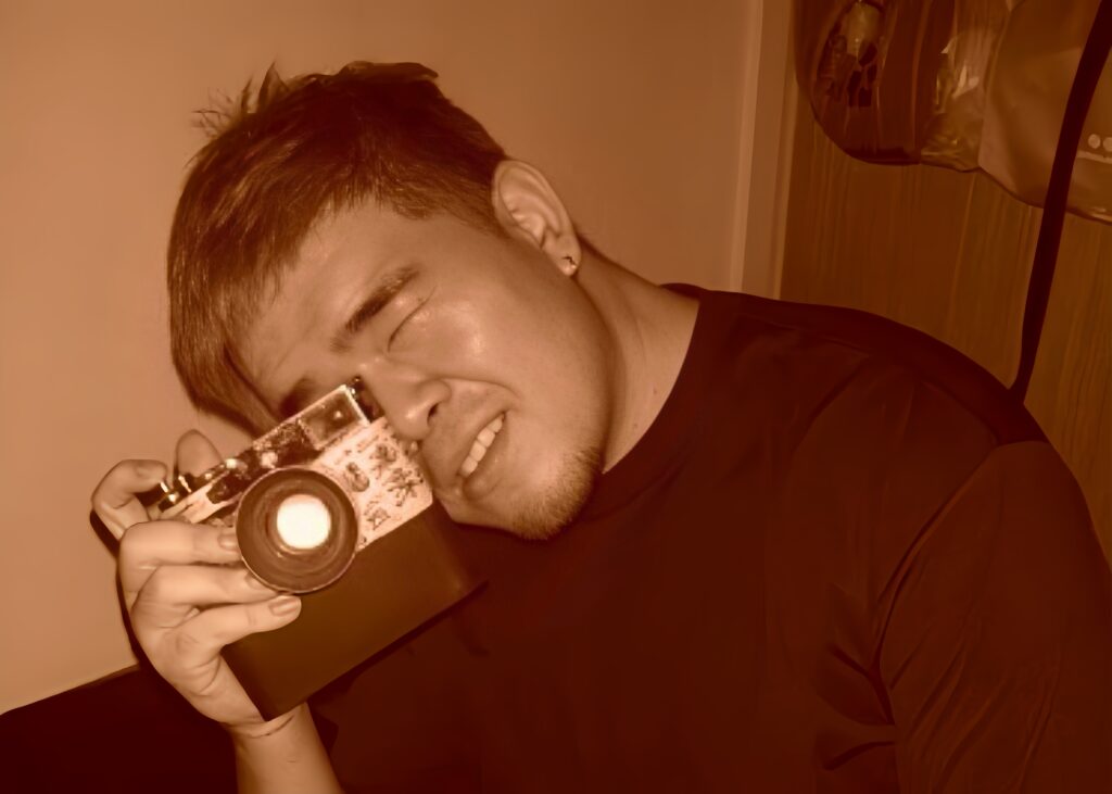 customer-holding-a-camera-to-take-photos-1