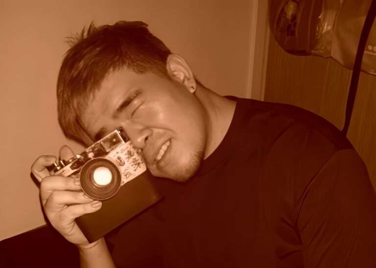 customer-holding-a-camera-to-take-photos-1