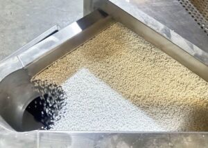 白色TPE素材が加工中-TPE素材
