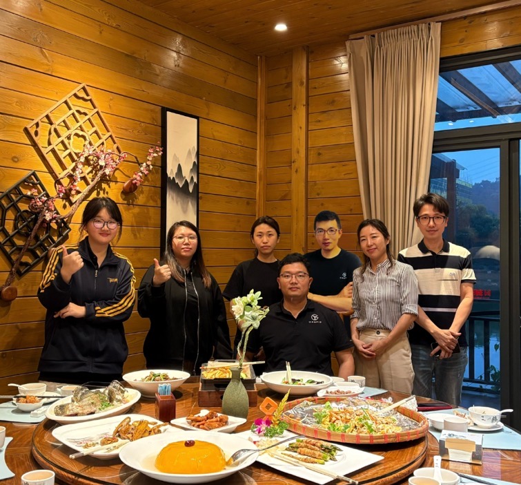 multi-people-indoor-dining-gathering-1