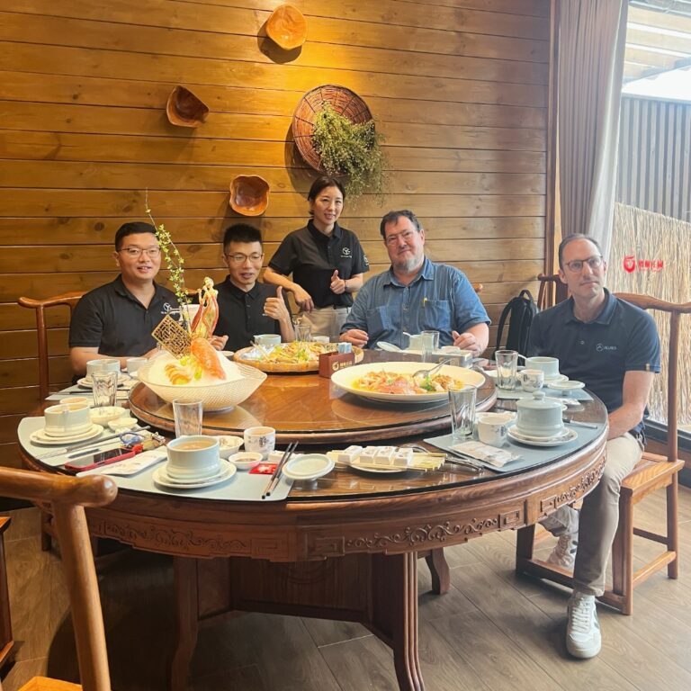 multi-people-indoor-dining-with-foreigners