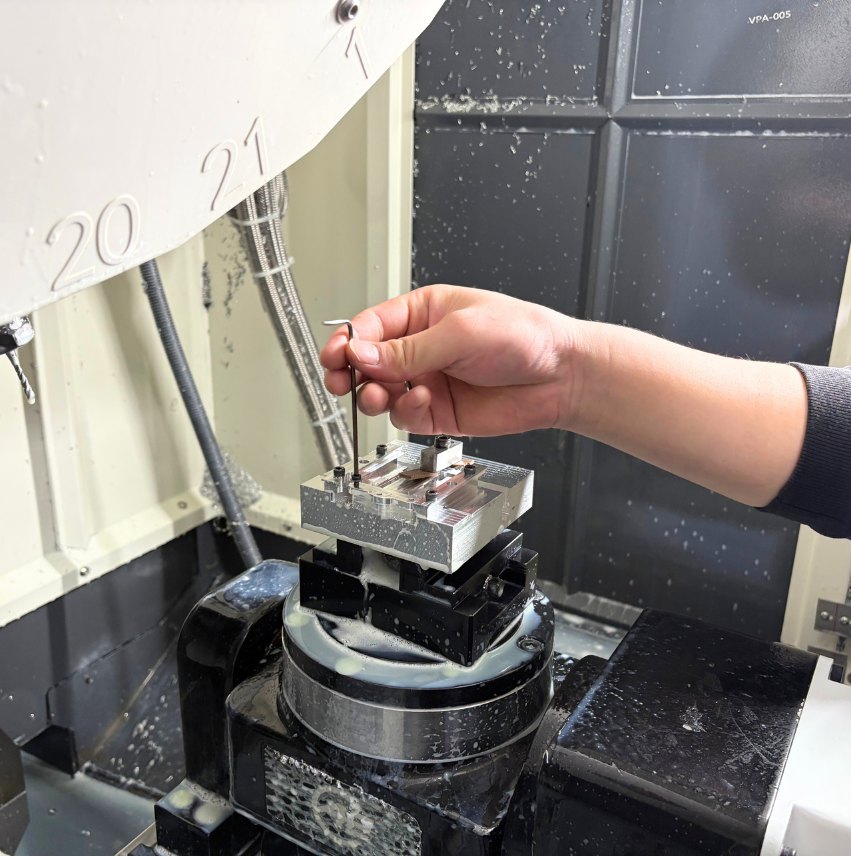 Advantages of 5-Axis CNC Precision Machining