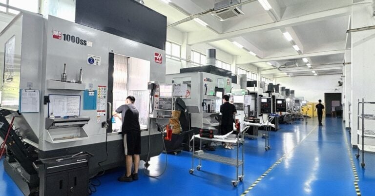 5-axis-machining-workscene-with-2-3-workers-cooperation