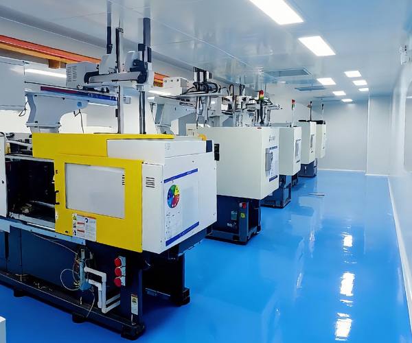 Plastic injection molding machines in TiRapid workshop