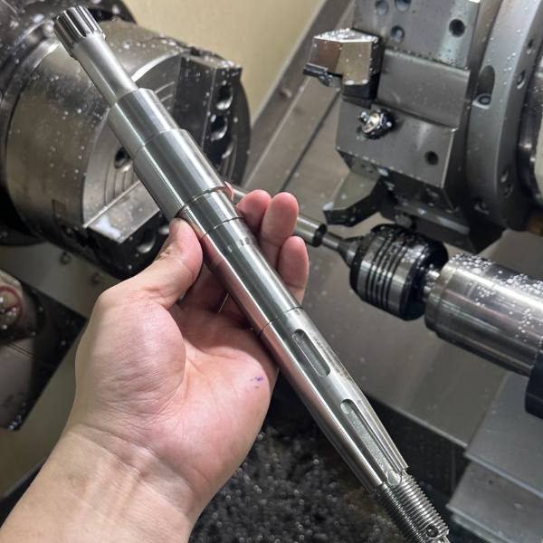 High-speed CNC turning for shafts, pins, and cylindrical fasteners with ±0.01 mm tolerance by TiRapid’s screw machining services