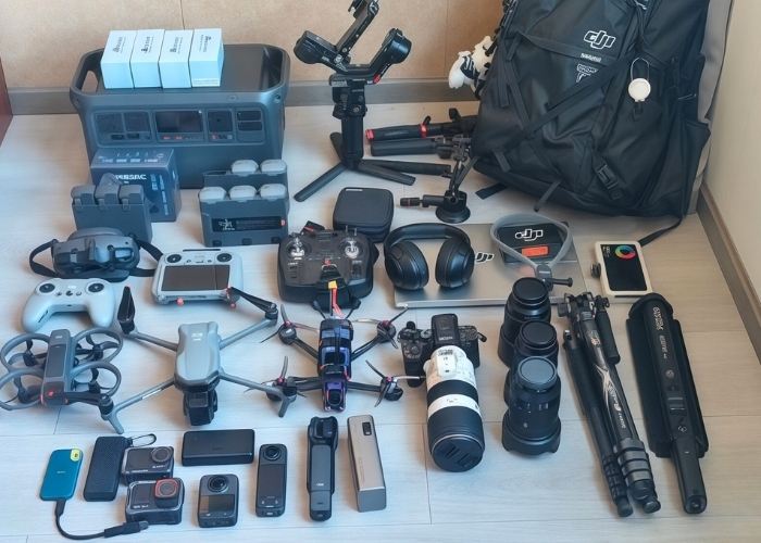 Electronic device using black hardcoat anodized aluminum components