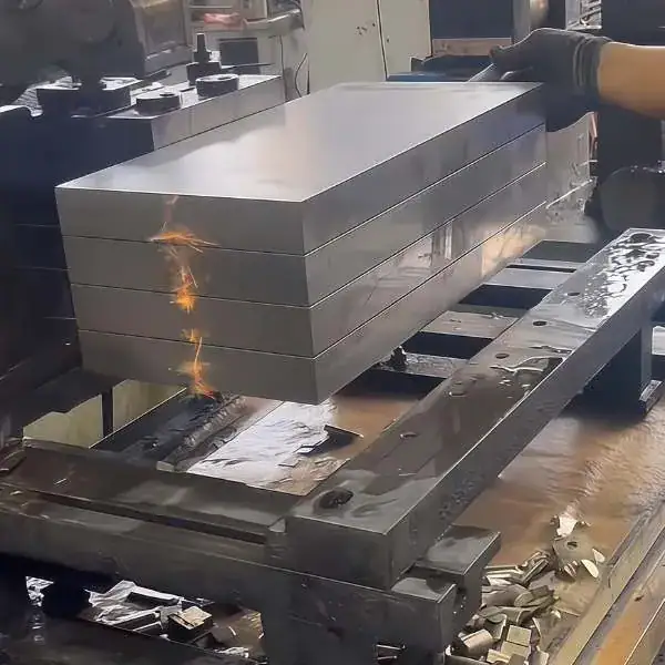 线切割放电加工6061铝合金外壳进行中