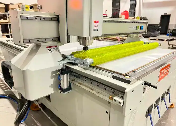 Engraving machining of an acrylic part for the signage industry