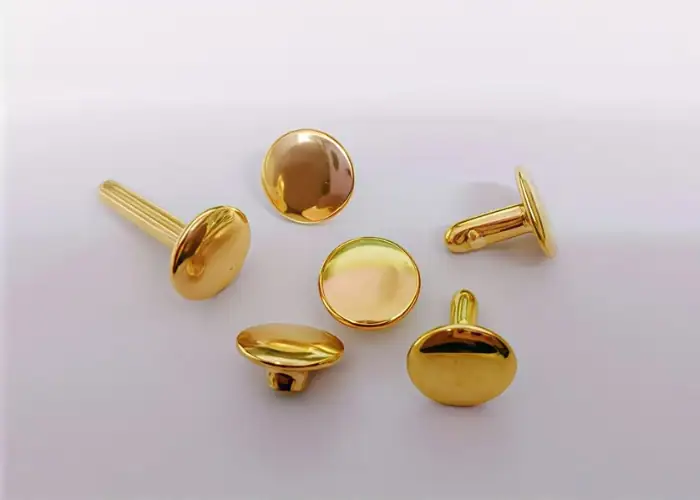 Remaches huecos de cobre color oro mostrados en una guía de aplicaciones de tipos de remaches