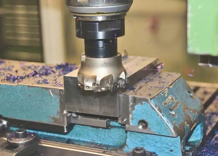 Planfräsen eines elektronischen Bauteils aus Edelstahl 316