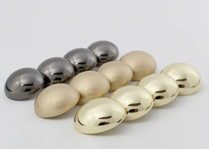 Remaches de cabeza plana para unión de metales y fijación decorativa.