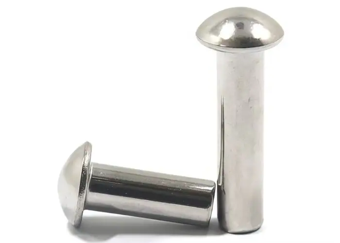 Remaches macizos de cabeza redonda utilizados en aplicaciones de fijación y ensamblaje industrial.