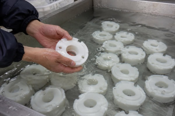 Cleaning process of CNC-processed acetal plastic materials