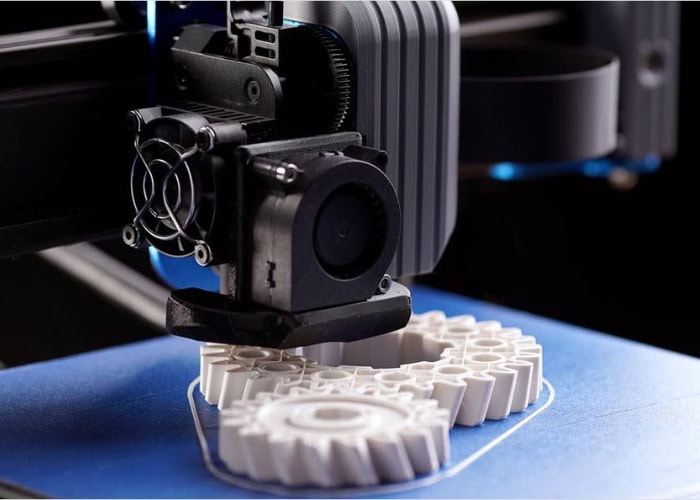 3D-печать электромеханической детали из полиоксиметилена (POM) для изготовления деталей из пластмассы на заказ.
