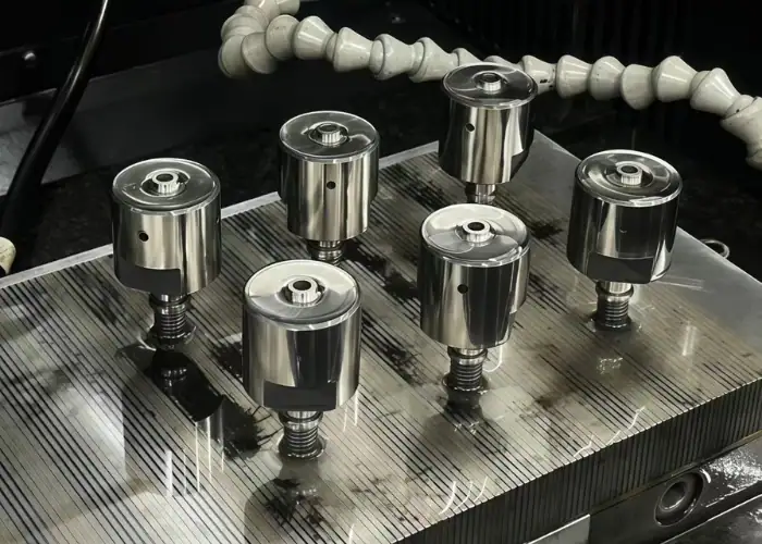 Mecanizado CNC de lotes pequeños de piezas metálicas de precisión con múltiples componentes en producción.