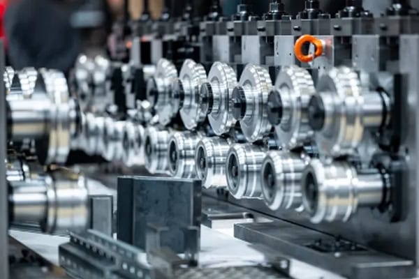 Industrial roll forming machine