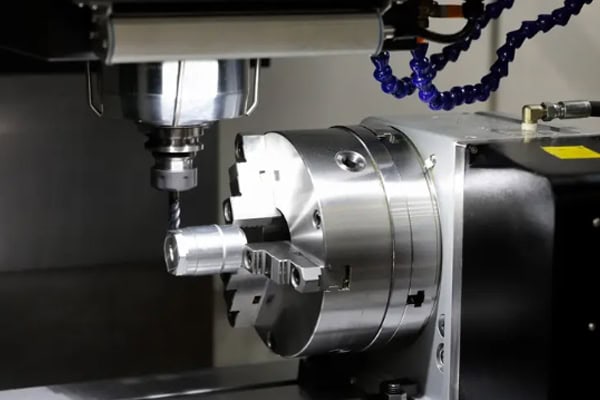 CNC-frees- en draaicentrum voor precisiebewerking.